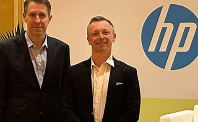 Bechtle-Vorstand und COO Konstantin Ebert (li.) mit Dave McQuarrie, Chief Commercial Officer HP, in Las Vegas auf der globalen Partnerkonferenz Amplify.