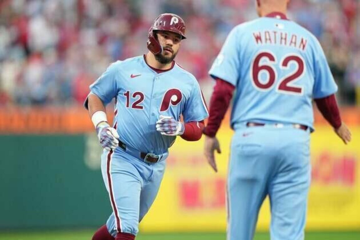 Kyle Schwarber's 4-homer night sends Phillies past Braves
