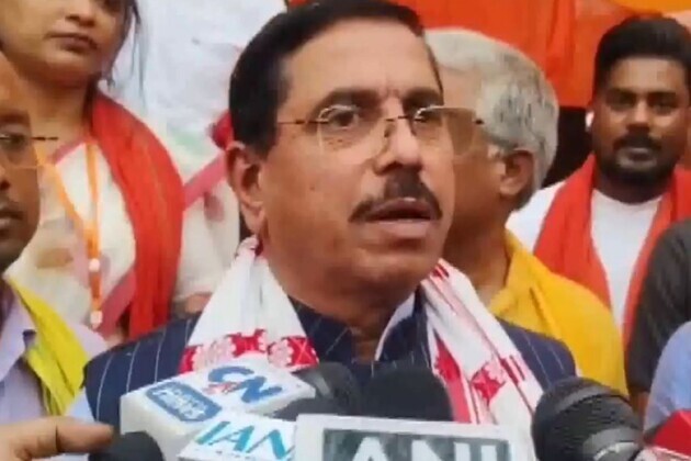 'Unforgivable crime': Union Minister Joshi slams Mamata Banerjee over President's conference arrangements