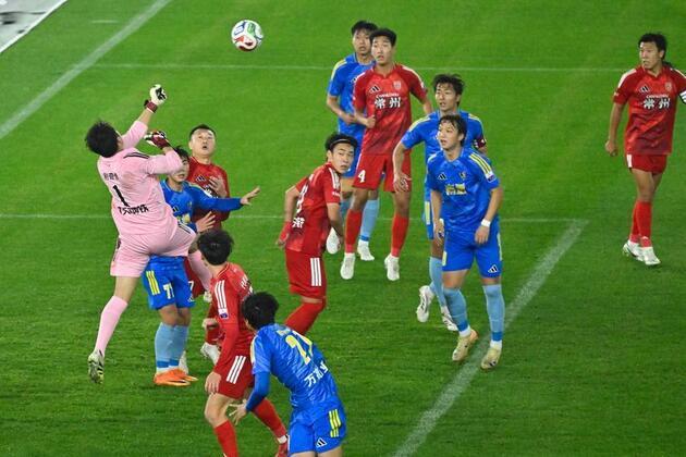Sports Focus: World Cup absence cannot dim China's passion for football