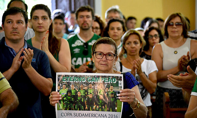 Football mourns Brazilian players killed in air crash Football mourns Brazilian players killed in air crash