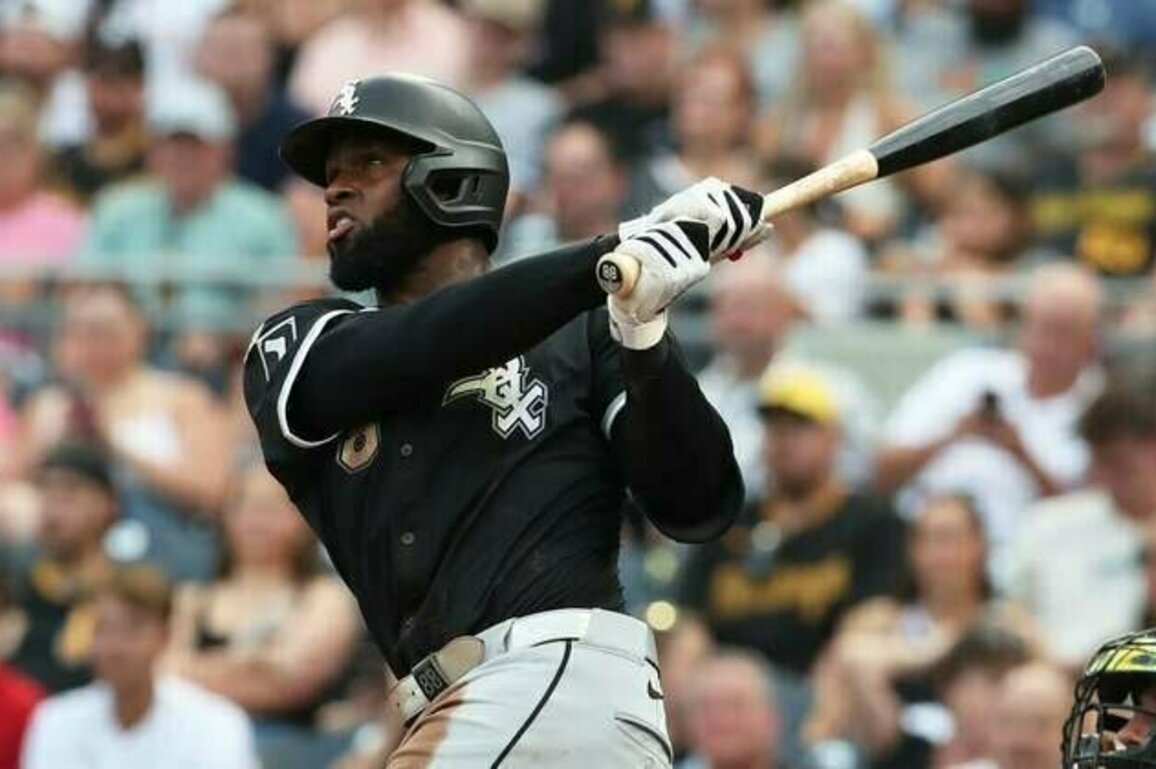 White Sox pummel Pirates 10-1 to open second half