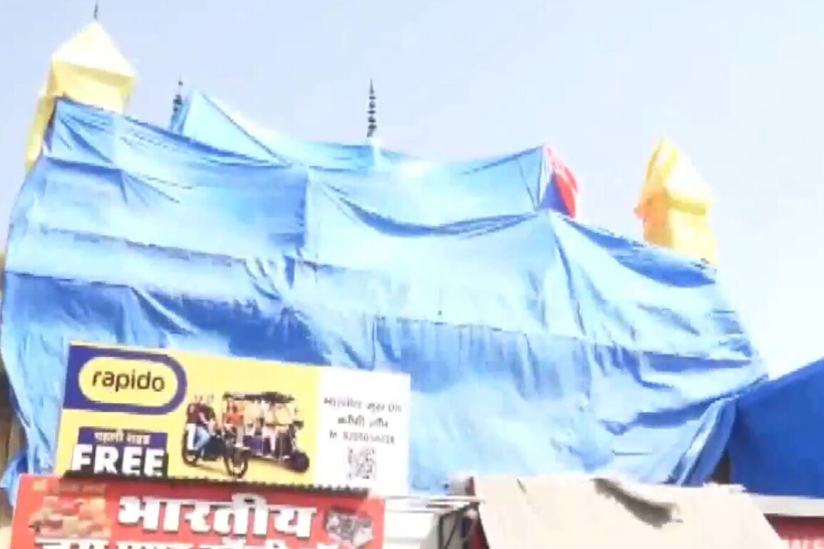 UP: Mosque covered with Tarpaulin in Shahjahanpur as precaution ahead of Holi