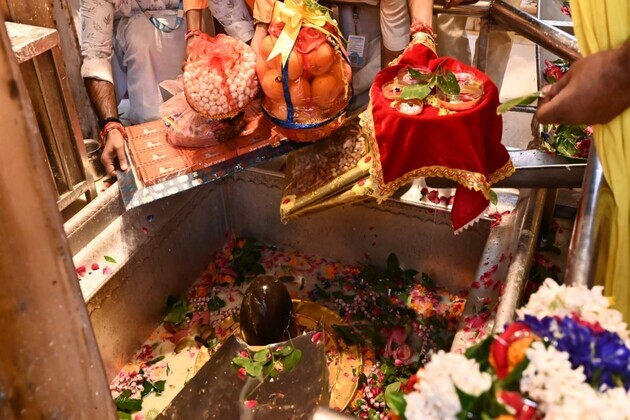 Gift items sent from Kashi Vishwanath Dham for Lord Laddu Gopal for the auspicious occasion of Krishna Janmashtami