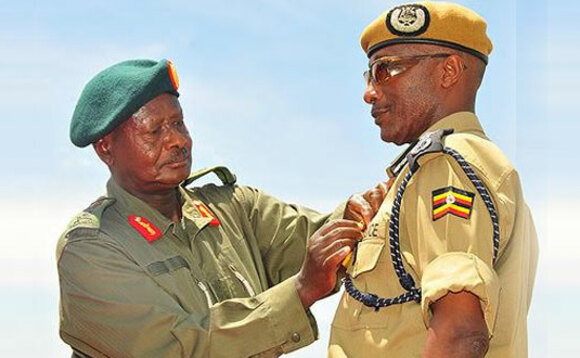 Museveni lwe yayambaza Kayihura amayinja g'obwa Genero Museveni lwe yayambaza Kayihura amayinja g'obwa Genero