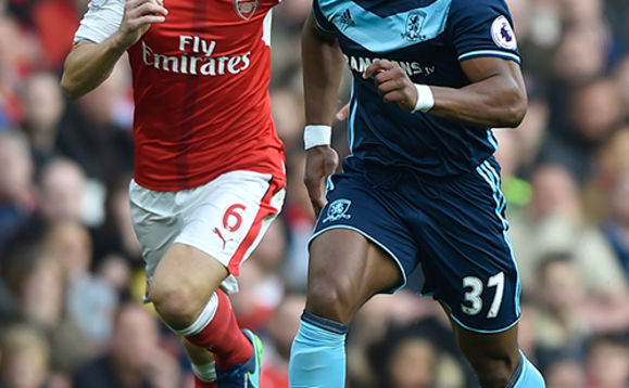 Koscielny (ku kkono) ng'attunka ne Adama Traore eyali mu Boro mu sizoni ya 2016-2017. Koscielny (ku kkono) ng'attunka ne Adama Traore eyali mu Boro mu sizoni ya 2016-2017.