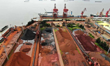 Minério de ferro estocado em porto da China