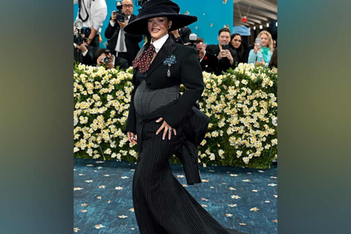 Rihanna makes comeback to Met Gala, debuts baby bump