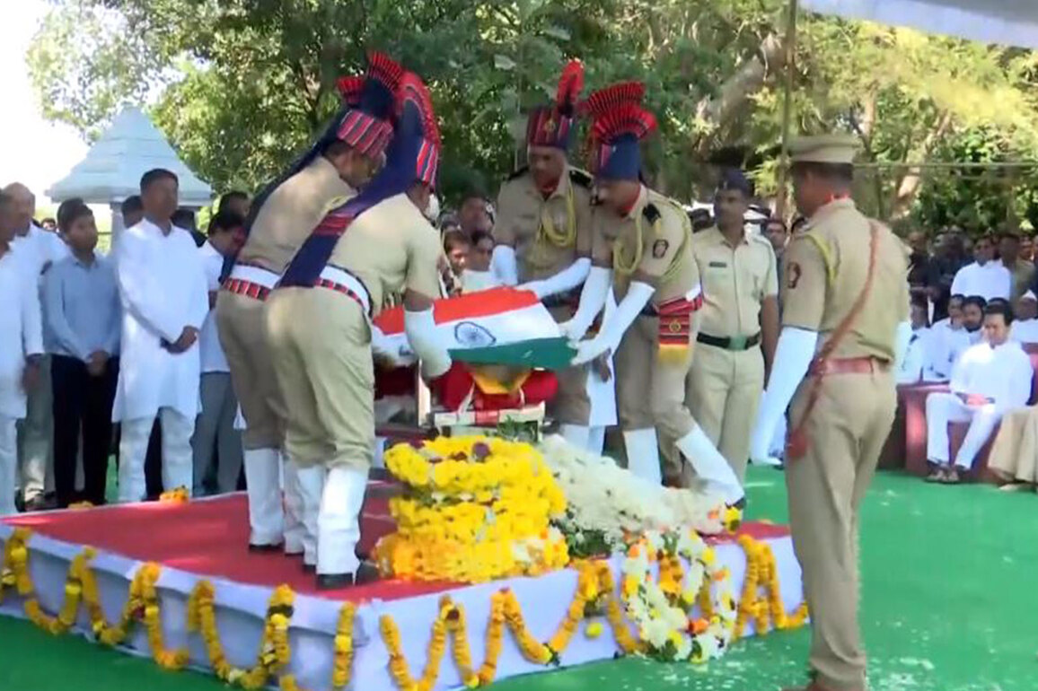 Shivraj Patil's last rites performed with state honours in Maharashtra's Latur