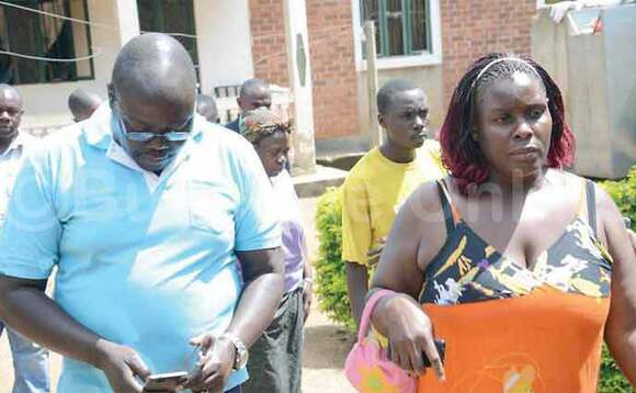 Nakakande (ku ddyo) ne mukulu we nga bafuluma awaka. Nakakande (ku ddyo) ne mukulu we nga bafuluma awaka.