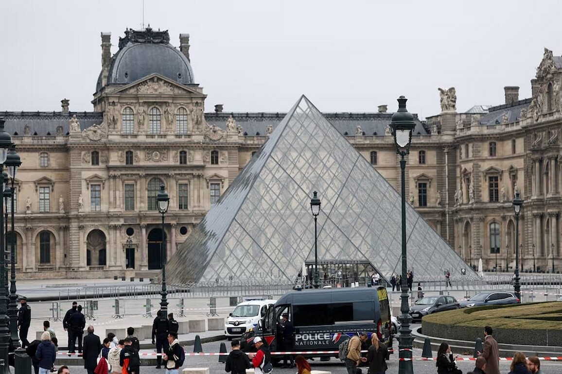 Thieves steal jewellery from Louvre Museum in Paris, no injuries reported