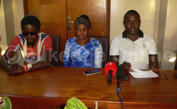 Frank Ssekibogo(ku kkono) maama Jane Kasubo ne Med Ssembajjwe (ku ddyo) ng’akutte ceeke. Frank Ssekibogo(ku kkono) maama Jane Kasubo ne Med Ssembajjwe (ku ddyo) ng’akutte ceeke.