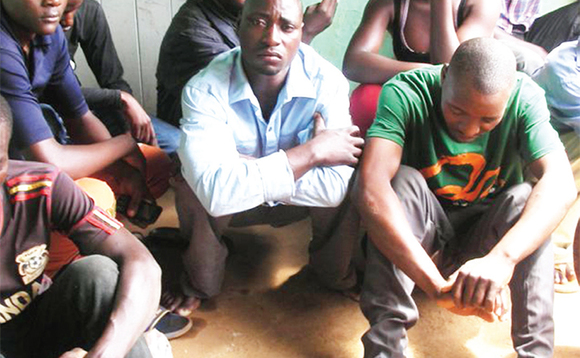 Abamu ku baakwatiddwa nga bali ku poliisi y'e Kawanda. Abamu ku baakwatiddwa nga bali ku poliisi y'e Kawanda.