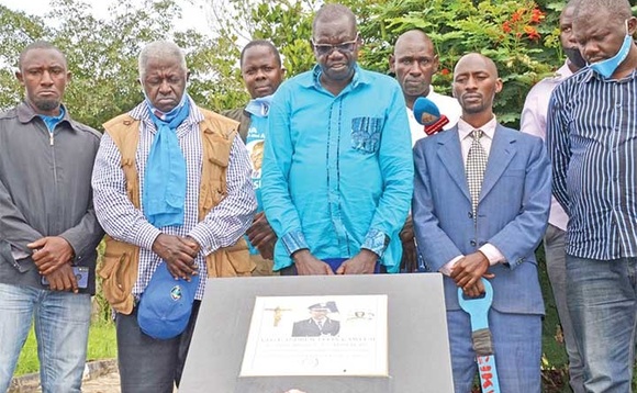 Amuriat (wakati) ne Biriggwa ku kkono ku malaalo g'omugenzi Kaweesa. Amuriat (wakati) ne Biriggwa ku kkono ku malaalo g'omugenzi Kaweesa.