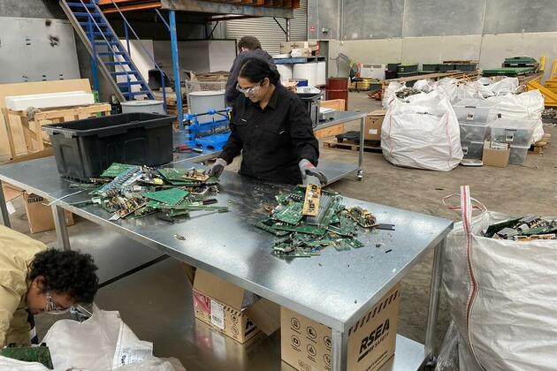 Scientists develop sustainable gold extraction from electronic waste
