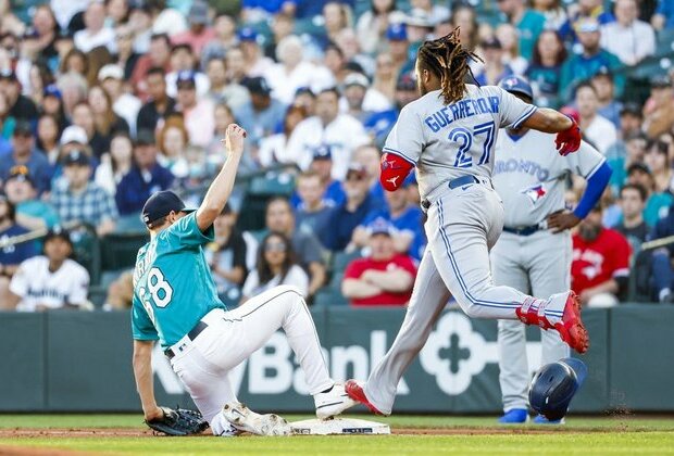 Eugenio Suarez's 11th-inning homer leads Mariners over Jays