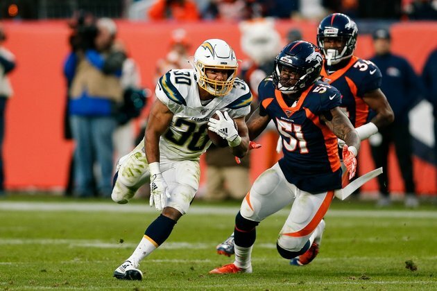 Vikings put rookie LB Dye (foot) on IR, sign LB Davis