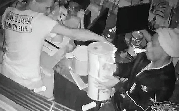 Ababbi kkamera be yakutte nga banyaga edduuka e Bunnamwaya. Ababbi kkamera be yakutte nga banyaga edduuka e Bunnamwaya.