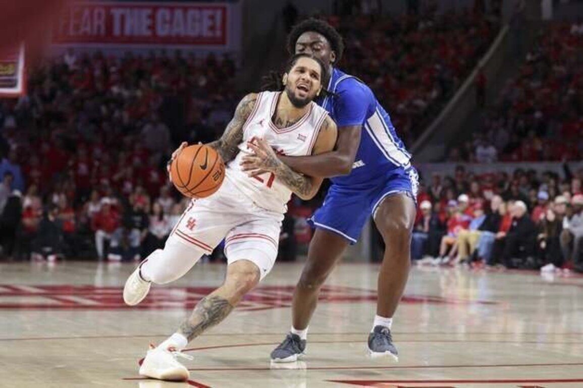 Top 25 roundup: No. 8 Houston muddles past Middle Tennessee