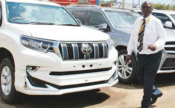 Mmotoka enkadde mu bibanda byazo nga kati zirina okusooka okwekebejjebwa nga tezitikkibwa ku mmeeri okuleetebwa mu Uganda. Mmotoka enkadde mu bibanda byazo nga kati zirina okusooka okwekebejjebwa nga tezitikkibwa ku mmeeri okuleetebwa mu Uganda.