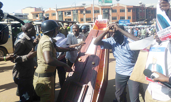Abatembeeyi nga batwala ssanduuke n'abaserikale nga babalemesa okugitwala. Abatembeeyi nga batwala ssanduuke n'abaserikale nga babalemesa okugitwala.