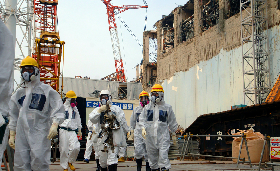 IAEA experts depart Unit 4 of TEPCO's Fukushima Daiichi Nuclear Power Station on 17 April 2013 as part of a mission to review Japan's plans to decommission the facility