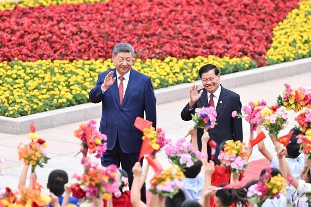 Xi's Album | Chinese, Lao top leaders hold talks in Beijing