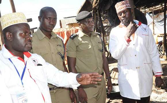 Ssenabulya(kuk kono) n'abatwala ebyokwerinda e Kabowa gye buvuddeko mu kimu ku bikwekweto by'okukwata abatemi b'ennyama abawa bakasitoma babwe ebipimo ebitaweze. Ssenabulya(kuk kono) n'abatwala ebyokwerinda e Kabowa gye buvuddeko mu kimu ku bikwekweto by'okukwata abatemi b'ennyama abawa bakasitoma babwe ebipimo ebitaweze.