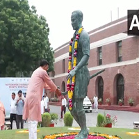 Mansukh Mandaviya pays floral tribute to Major Dhyan Chand on ocassion of National Sports Day