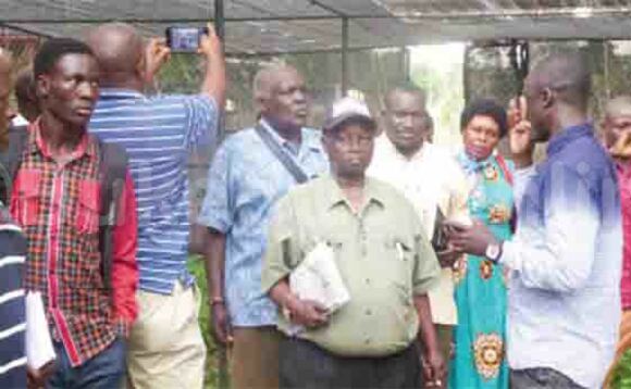 Yinginiya Derrick ng’alambuza abalimi e Namulonge. Yinginiya Derrick ng’alambuza abalimi e Namulonge.