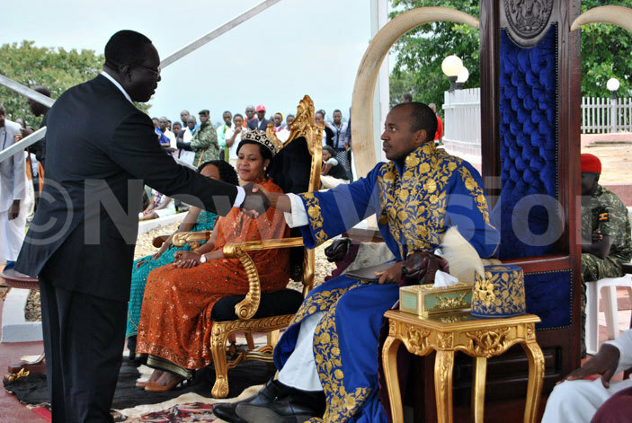 udan ambasador to ganda bdaebagih abeir greeting king yo during empango 