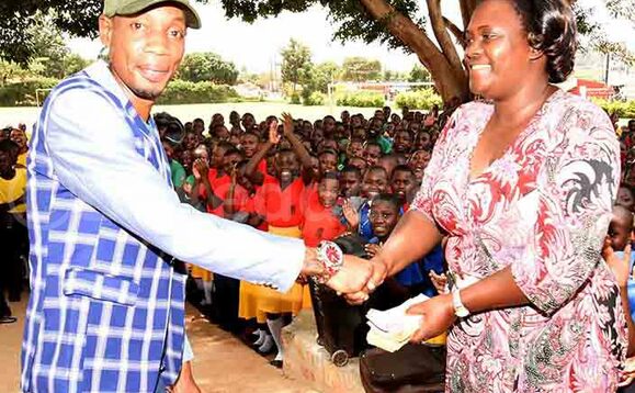 Omugagga Bryan White ng'akwasa abaddukanya essomero ssente Omugagga Bryan White ng'akwasa abaddukanya essomero ssente