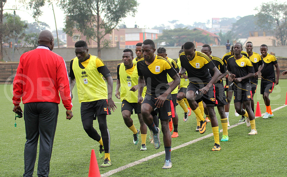 Moses Basena atendeka Cranes nga yeetegereza abazannyi mu kutendekebwa e lugogo okwetegekera omupiira gw'okuddingana ne Rwanda mu z'okusunsulamu za CHAN 2018 ezigenda okubeera e Kenya omwaka ogujja. (STEPHEN MAYAMBA) Moses Basena atendeka Cranes nga yeetegereza abazannyi mu kutendekebwa e lugogo okwetegekera omupiira gw'okuddingana ne Rwanda mu z'okusunsulamu za CHAN 2018 ezigenda okubeera e Kenya omwaka ogujja. (STEPHEN MAYAMBA)