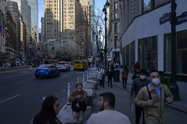 US weekly jobless claims decline further