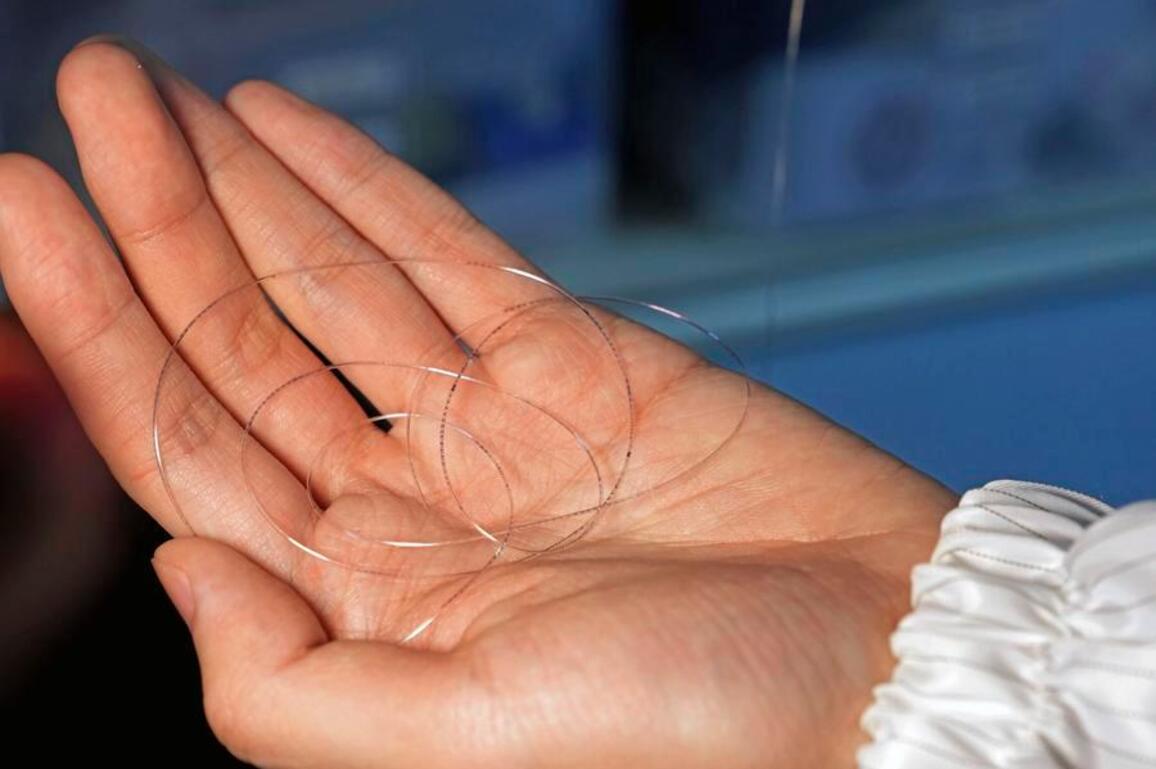 EyesOnSci | Chinese scientists create thread-like "fiber chip" in Shanghai