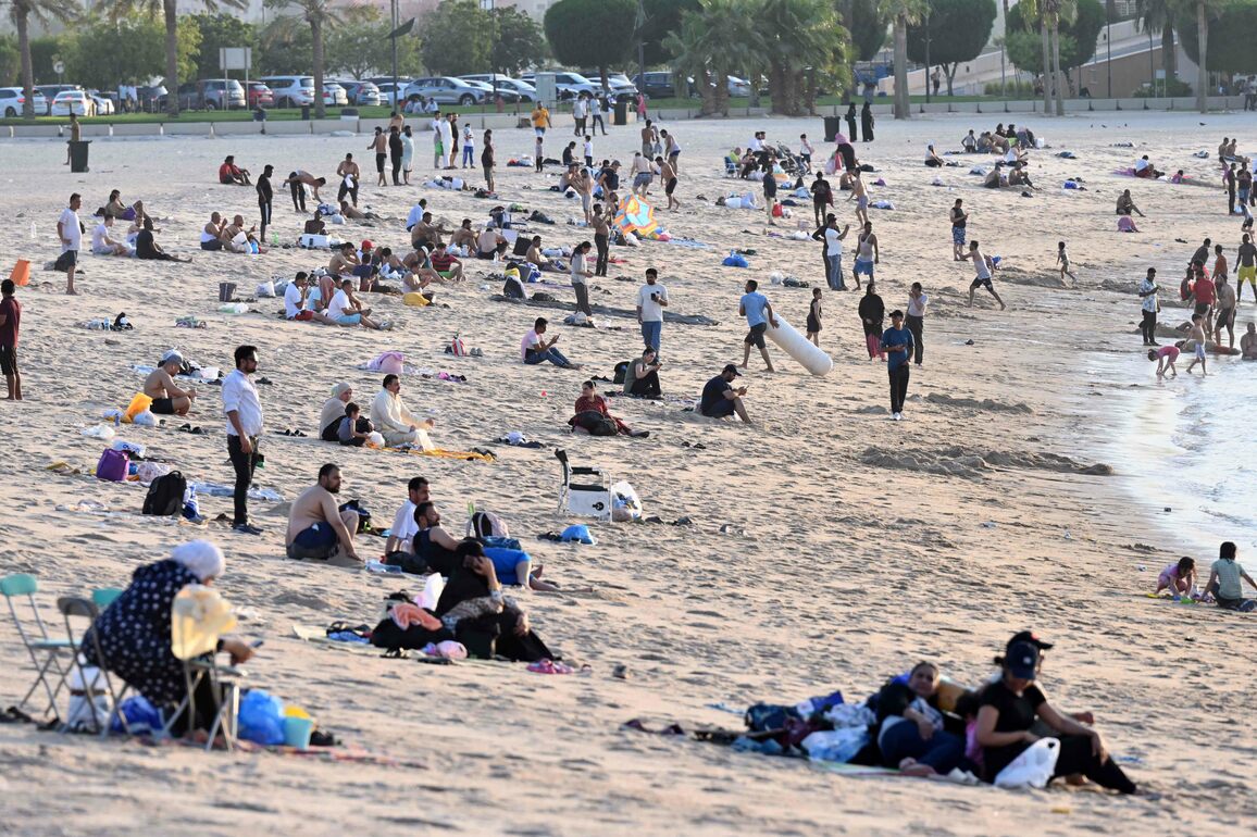 KUWAIT-HAWALLI GOVERNORATE-HEAT WAVE-BEACH