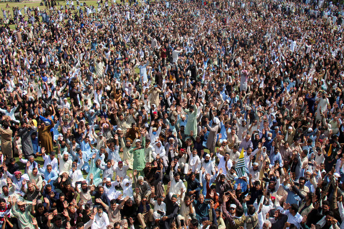 Pak: Karachi Climate March calls for clean energy shift, fossil fuel phase-out