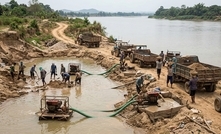 Mineração ilegal de areia em rio (imagem gerada por IA)
