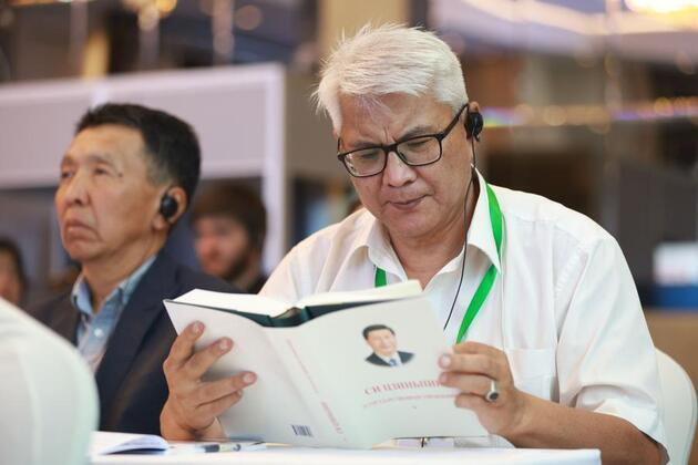 Observers say Xi's book on governance shares deeper insights into contemporary China