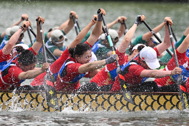 (SP)CHINA-HAINAN-SANYA-ASIAN BEACH GAMES-DRAGON BOAT-SMALL BOAT-WOMEN'S 200M STRAIGHT RACE(CN)