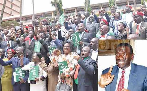 Ab'omukago gwa DP nga bamaze okussa omukono ku ndagaano y'okwegatta ate ku ddyo ye Besigye awakanye eky'omukago gwa DP Ab'omukago gwa DP nga bamaze okussa omukono ku ndagaano y'okwegatta ate ku ddyo ye Besigye awakanye eky'omukago gwa DP