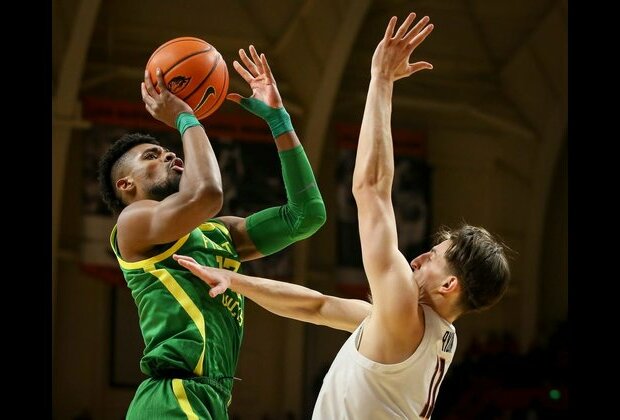 Oregon prevails in final second vs. Oregon State