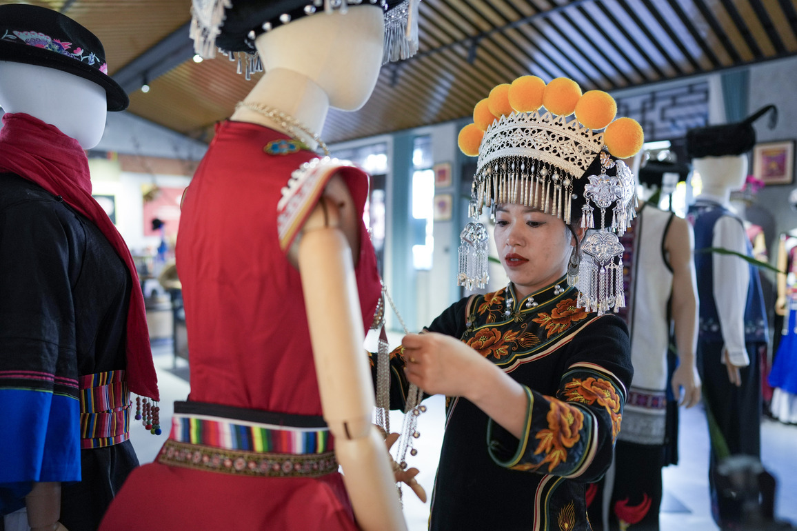 ChineseToday | NPC deputy modernizes ancient Yi embroidery