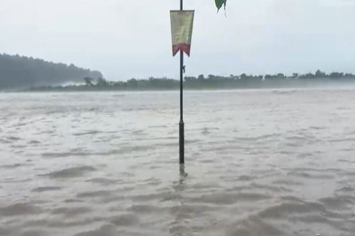 Ganga flows above warning level in Rishikesh as heavy rain continues; SDRF intensifies evacuation, awareness drive