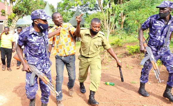Poliisi ng’ewalabanya omu ku baaziikudde omulambo gwa Ssali. Poliisi ng’ewalabanya omu ku baaziikudde omulambo gwa Ssali.