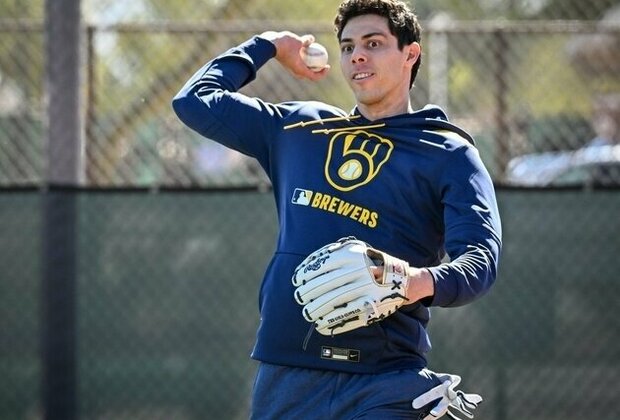 Brewers OF Christian Yelich (back) aims for Opening Day return