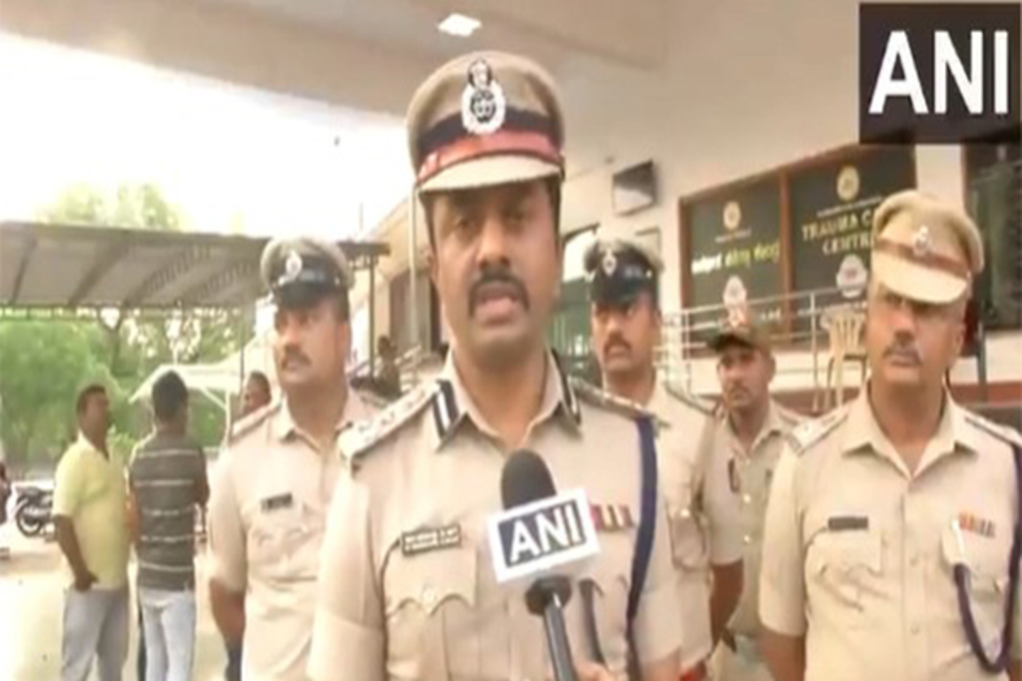 Karnataka: 2 accused of ATM theft, 4 police officials injured in encounter at outskirts of Kalaburagi