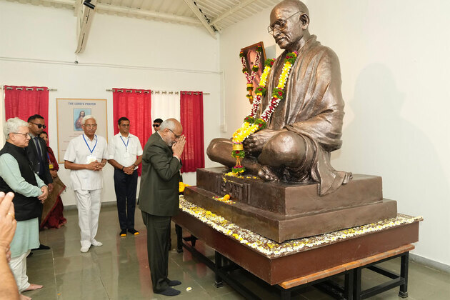 Maharashtra: Vice President Radhakrishnan offers floral tributes to Mahatma Gandhi at Nisargopachar Ashram in Pune