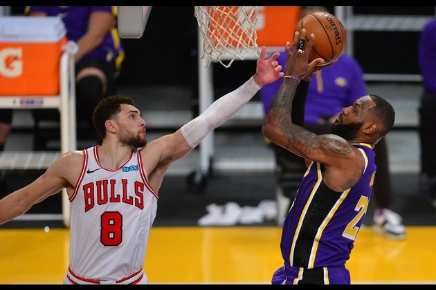 Lakers bring perfect road mark to Chicago