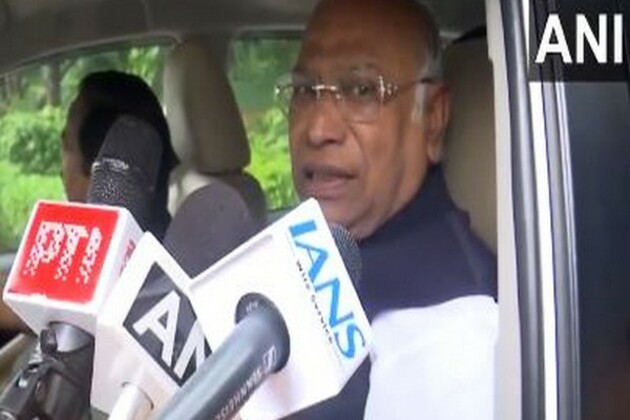 "Dal mein kuch kaala hai": Congress chief Kharge expresses scepticism over Dhankhar's resignation